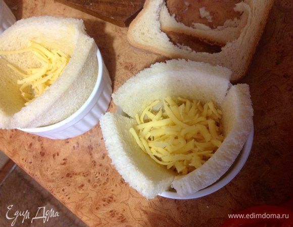 Посыпать тёртым сыром.
