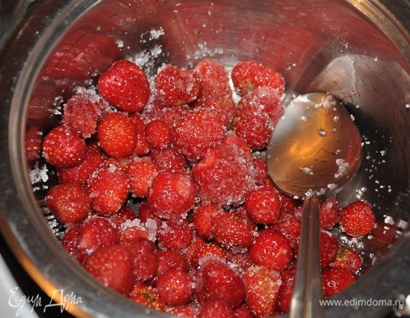 Клубнику смешать с ванильным сахаром и поставить на огонь. Варить в течение пяти минут постоянно помешивая.

