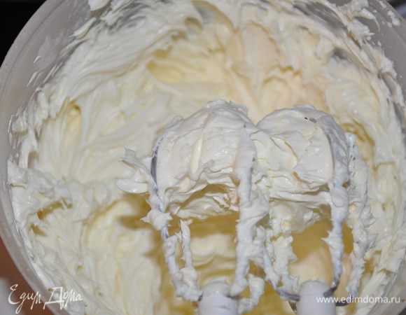Маскарпоне взбить с рикоттой, йогуртом и сахаром тщательно.
