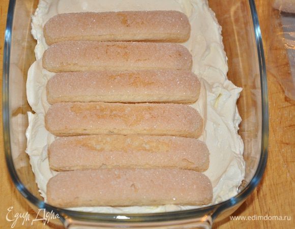 Уложить на дно формы половину крема
Поверх выложить печенье Савоярди,
