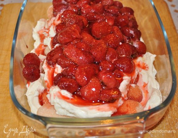 Выложить на печенье оставшийся крем.
Выложить на крем клубнику с сиропом
Взбить сливки и выложить поверх клубники
Украсить стружкой из белого шоколада.
Приятного аппетита!