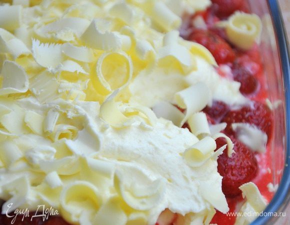 Выложить на крем клубнику с сиропом
Взбить сливки и выложить поверх клубники
Украсить стружкой из белого шоколада.
