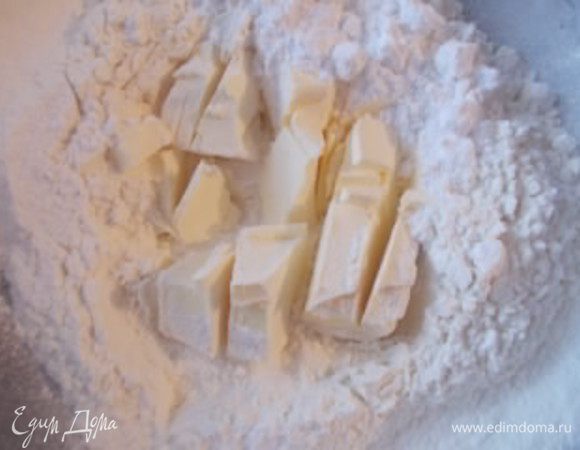 Муку просеять с пудрой и порубить в неё холодное сливочное масло. Сделать крошку.