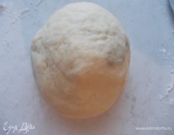 Затем добавить яйца и замесить крутое тесто. Убрать его в холодильник,пока готовим начинку.