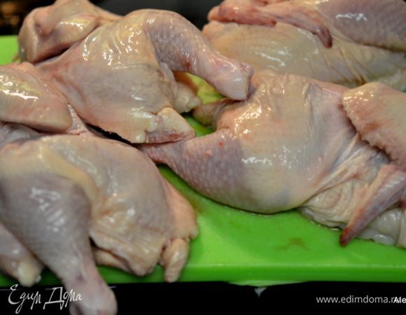 Разогреть гриль до 180 гр.
Разрежем  птицу молодую или цыплят на 2 части. У меня 2 тушки небольшие. Посолим и поперчим.
