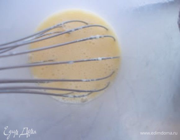 Взбить яйца и влить в тыквенное пюре,около минуты помешивая, чтобы яйца не свернулись.