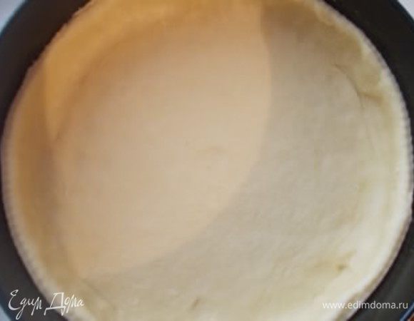 Достать тесто из холодильника,раскатать и выложить в форму,со съемными бортами. Края красиво и ровно обрезать.