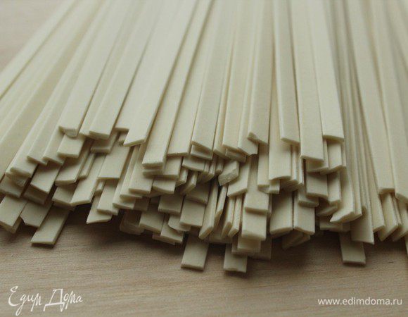 Вот такая лапша нам понадобится... Лапшу сварить в подсоленной воде в течение 3 минут. Откинуть на дуршлаг, промыть холодной водой и обсушить.