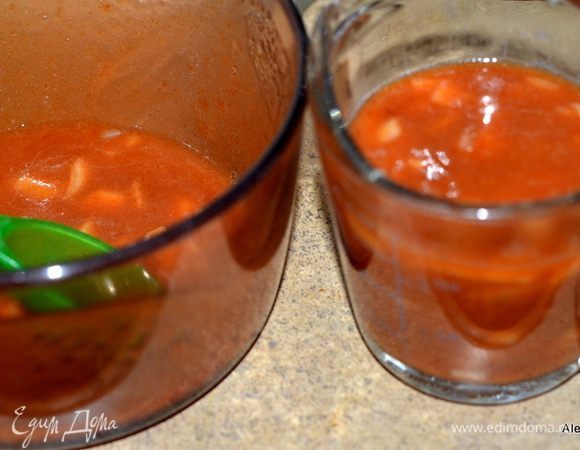 Смешаем в емкости для соуса лук мелко порезанный, кетчуп, сливочное масло, коричневый сахар, вуштер.соус, соус как Табаско и горчицу сухую.
Поставим на средний огонь. Снимем как масло растопится. Перемешаем.
Отложим 1 стак. соуса отдельно.