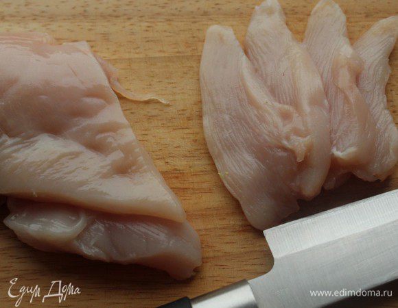 Пока варится лапша, филе нарезать тонкими полосками.