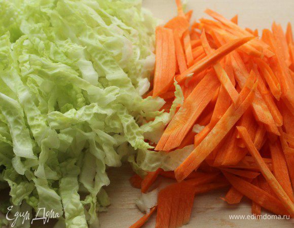 Пекинскую капусту и морковь нашинковать тонкой лапшой.