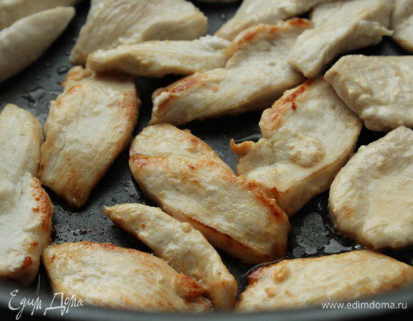 Зубчик чеснока мелко нарезать. Разогреть оливковое масло и положить туда чеснок и кусочки мяса. Обжарить на сильном огне в течение 2 минут.