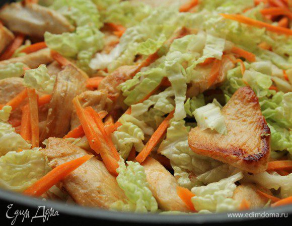 Добавить морковь и капусту, перемешать.