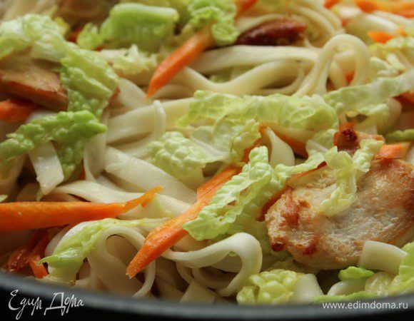 И сразу же добавить лапшу. Смешать воду, соевый соус и сахар. Залить полученным соусом мясо с овощами и готовить 3 минуты на сильном огне под крышкой.