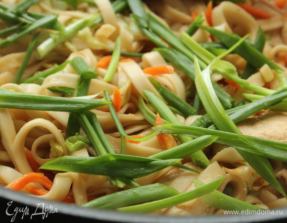 Добавить порезанный длинными кусочками зеленый лук, перемешать и оставить на огне еще на 2 минуты. Полить кунжутным маслом. Перемешать. Чоу мейн готов. Приятного аппетита!!!