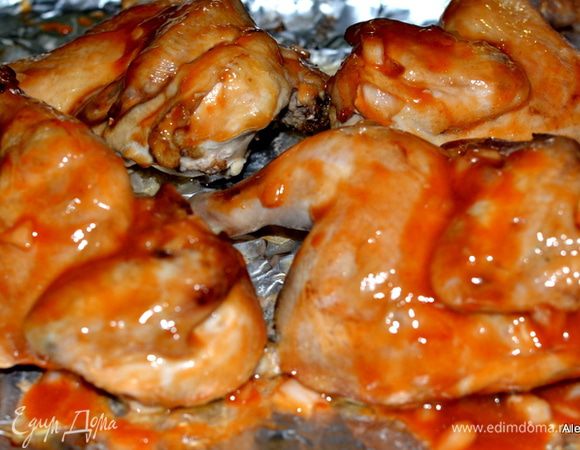 Выложить птицу на гриль  стороной, где кожица, смазав кисточкой соусом со всех сторон. Готовим до полной готовности. Прикрываем сверху фольгой, чтоб не сгорела.