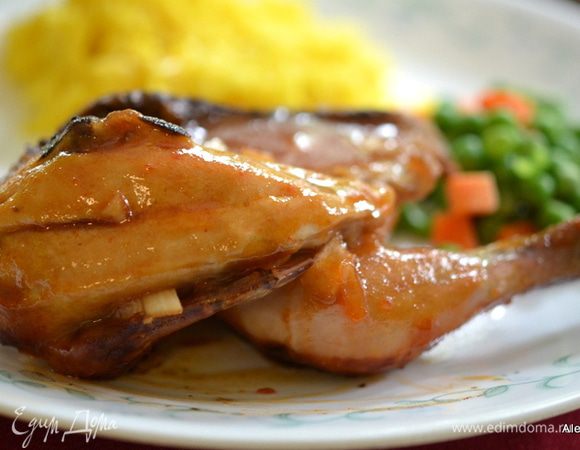 Используем  1 стакан соуса. Обмазываем со всех сторон кисточкой птицу. 
Подаем к столу. Приятного аппетита.