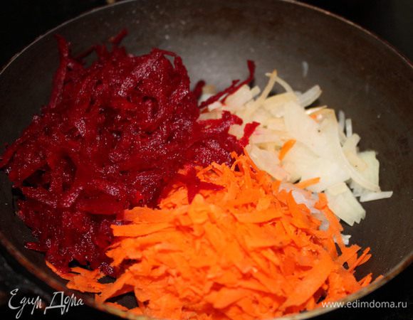 Делаем зажарку. Лук режем мелкими кубиками, свеклу и морковь трем на крупной терке. Добавляем масло растительное и жарим минут 5.