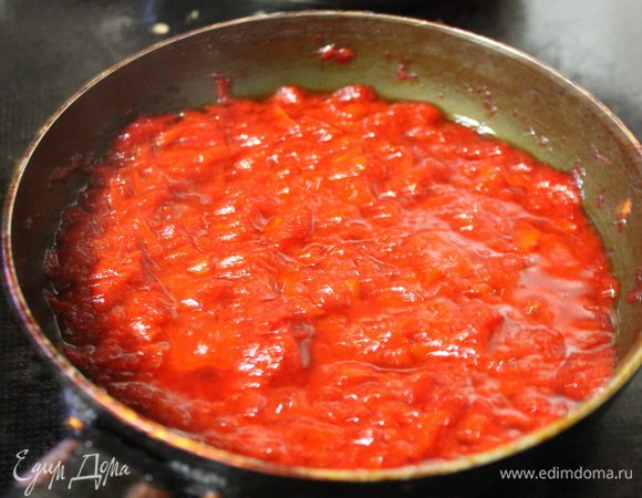 Затем разведенную томатную пасту выливаем в сковороду к зажарке. И тушим на медленном огне, пока жидкость в половину не выпарится. Это примерно минут 6-10.
