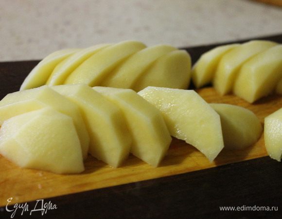 Чистим картофель и режем большими брусочками.