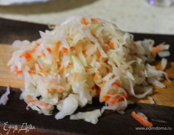 Далее кладем в кастрюлю зажарку. Перемешиваем и варим минуты 3. Далее кладем капусту (регулируйте количество по своему вкусу, т.к. кто-то любит погуще, а кто-то пожиже). Все перемешиваем, даем закипеть и варим 5 минут.