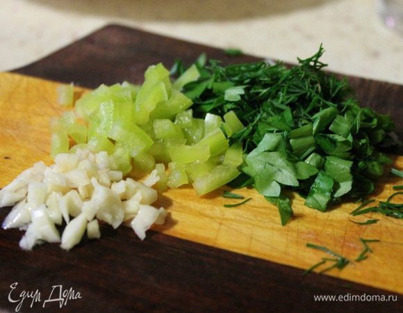 Солим перчим по вкусу. Добавляем мелко рубленный чеснок, перец болгарский порезанный кубиками и зелень. Выключаем огонь и оставляем на 15 минут, чтобы борщ настоялся.