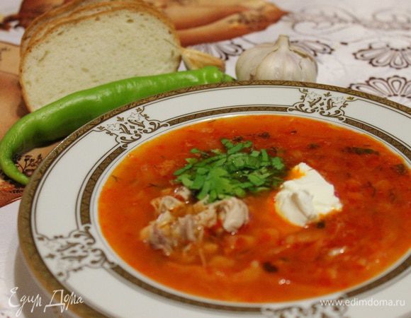 10. Через 15 минут, борщ разливаем по тарелкам, добавляем мелко порезанное мясо, ложку сметаны и зелень по желанию.