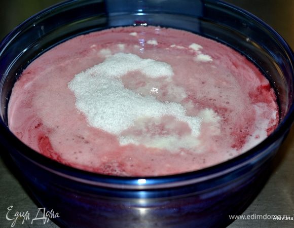 Смешаем сок, цельное молоко,густые  сливки, сахар в емкости.