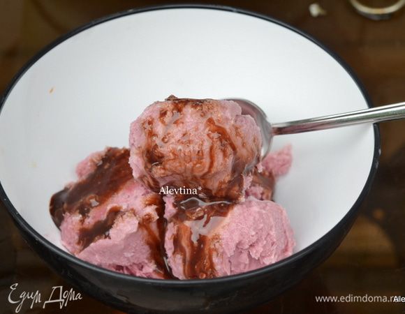 Подаем  с шоколадным сиропом по желанию или растопленным шоколадом.