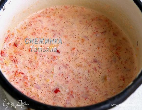 Отправляем перец с чесноком в блендер, наливаем сливки и взбиваем. Затем выкладываем в кастрюльку, ставим на огонь.