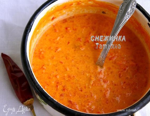 Доводим до кипения, добавляем помидоры, очищенные от шкурки, молотую паприку и перец чили. Всё перемешиваем и даём снова закипеть, пробуем на соль, подсаливаем. Выключаем.