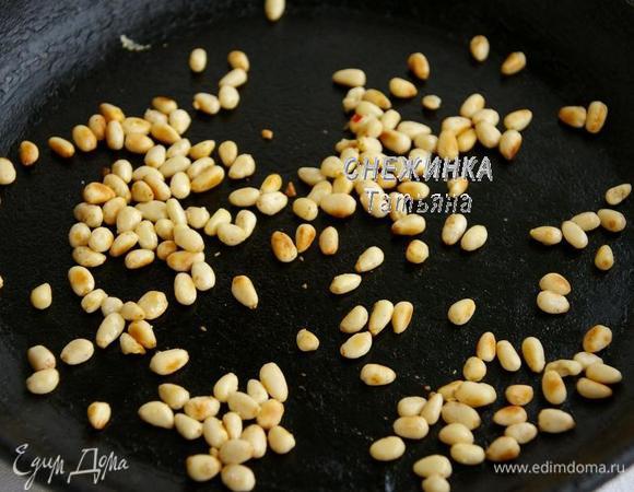 Кладём отвариваться пасту до состояния «аль-денте», подсолив воду. Кедровые орешки обжариваем на сухой сковороде.