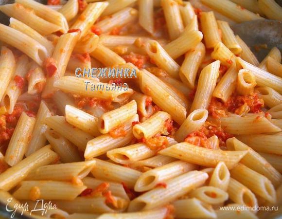 Готовую пасту сцеживаем, выкладываем в сковороду, в которой жарили перец с чесноком, соединяем с соусом.