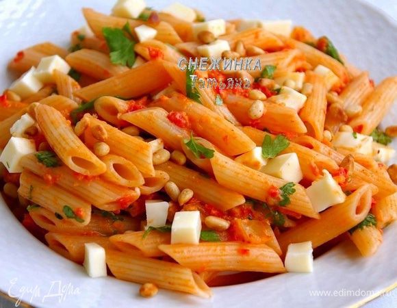 Пасту выкладываем на тарелку, кладём моцареллу, посыпаем петрушкой и кедровыми орешками. 