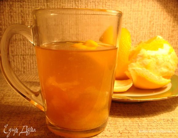 В стакан со свежезаваренным чаем (в моем случае Ассам, вы можете использовать любой любимый вами сорт, но помните, он в любом случае посветлеет) добавить корочку апельсина (цедру, но можно захватить и белую часть).