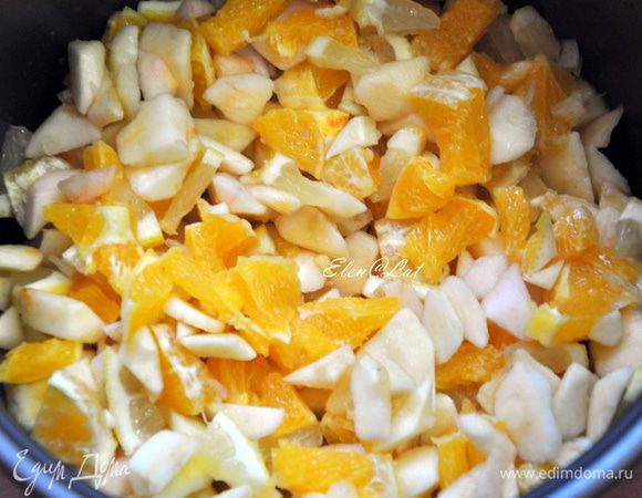 Яблоки очистить, апельсины и лимон очистить от кожуры и нарезать кубиками