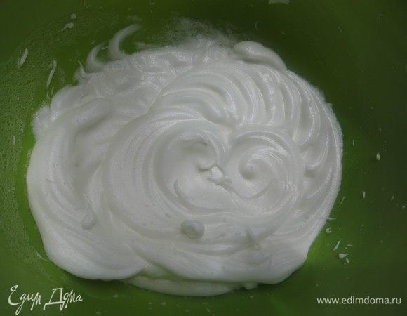 Разделить белки и желтки. Белки взбить до устойчивых пиков.