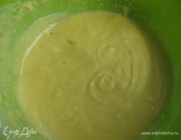 Продолжая взбивать,  добавить желтки.