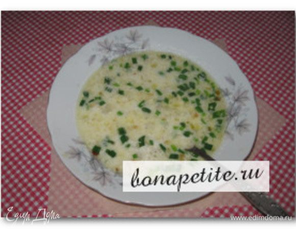 Растопим сливочное масло в глубокой кастрюле и добавим мелко нарезанный лук. Обжариваем его до состояния полупрозрачности и мягкости.

