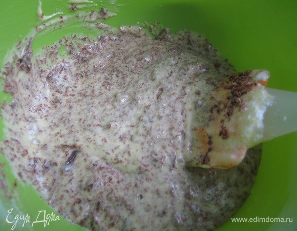 Тесто разделить на 2 части. В одну добавить ванильную эссенцию, в другую- мелко порубленный шоколад