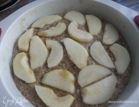 Форму смазать маслом. Выложить шоколадное тесто, сверху порезанные груши