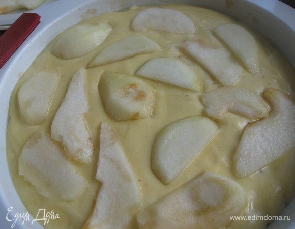 На груши выливаем ванильное тесто и опять сверху груши.