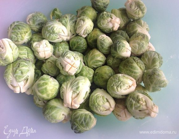 Каждую капустку очистить от верхних листиков и кочерыжку надрезать крест на крест.