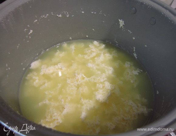 В чашу мультиварки вылить молоко, йогурт, добавить сахар, соль, размешать. Готовить 30 минут на программе "Молочная каша" или 30 минут при температуре 95 градусов.