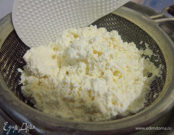 Отделить творог от сыворотки, процедив через сито. Перемешать творог в сите, удаляя остатки жидкости.