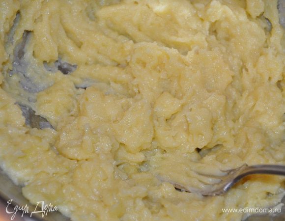 Картофель отварить в мундире, остудить слегка, очистить от кожуры, и с помощью толкушки сделать пюре (можете воспользоваться  кух.комбайном), Яйца взбить и добавить к картофельному пюре, посолить поперчить, добавить мускатный орех и все перемешать.