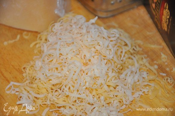 Сыр Джюгас 12 месяцев натереть на мелкой терке, добавить к картофелю.