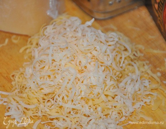 Сыр Джюгас 12 месяцев натереть на мелкой терке, добавить к картофелю.