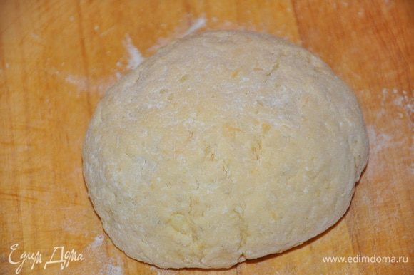 Муку просеять и добавить к картофелю, замесить упругое тесто и скатать в шар. Дать отдохнуть ему 10-15 минут.