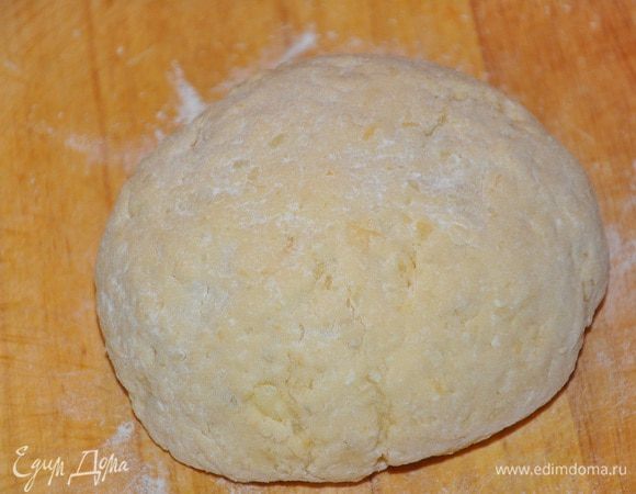 Муку просеять и добавить к картофелю, замесить упругое тесто и скатать в шар. Дать отдохнуть ему 10-15 минут.